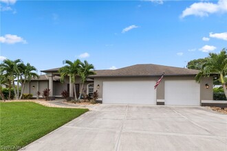 3425 SE 4th Ave in Cape Coral, FL - Foto de edificio - Building Photo