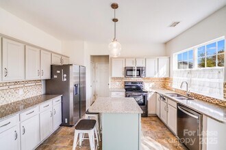 10925 Claude Freeman Dr in Charlotte, NC - Foto de edificio - Building Photo