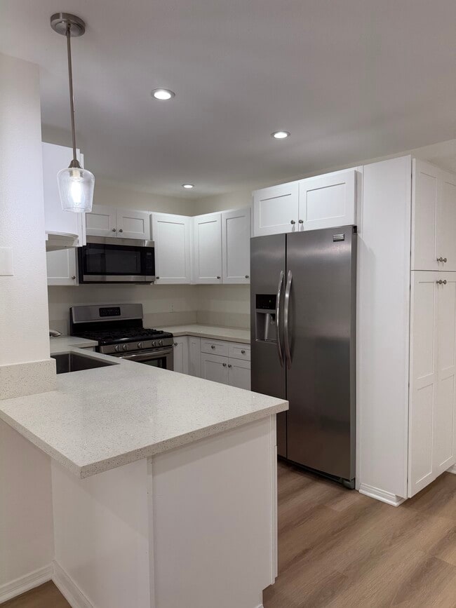 8601 Falmouth Ave, Unit 208 in Playa Del Rey, CA - Foto de edificio - Building Photo