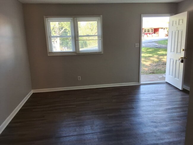 1122 Evelyn Dr in Radcliff, KY - Foto de edificio - Building Photo