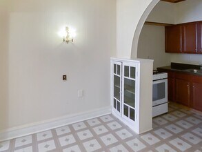 435 W Surf St, Unit 1B in Chicago, IL - Building Photo - Building Photo