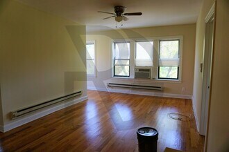 3732 N Pine Grove Ave, Unit 3722-3E in Chicago, IL - Building Photo - Building Photo