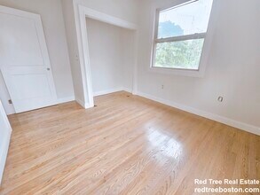 457 Centre St, Unit 302 in Newton, MA - Foto de edificio - Building Photo