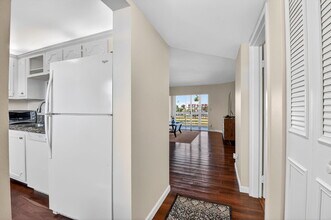 3661 Via Poinciana in Greenacres, FL - Foto de edificio - Building Photo