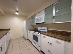 1629 S Kirkwood Rd in Houston, TX - Building Photo - Building Photo