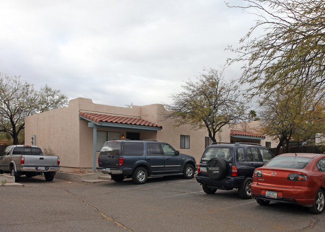 20-30 E Mills Dr in Tucson, AZ - Foto de edificio - Building Photo