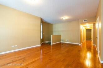 1327 W Foster Ave, Unit 1 in Chicago, IL - Foto de edificio - Building Photo