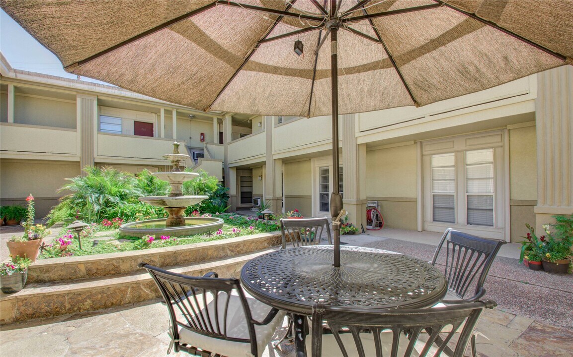 4727 W Alabama St in Houston, TX - Building Photo