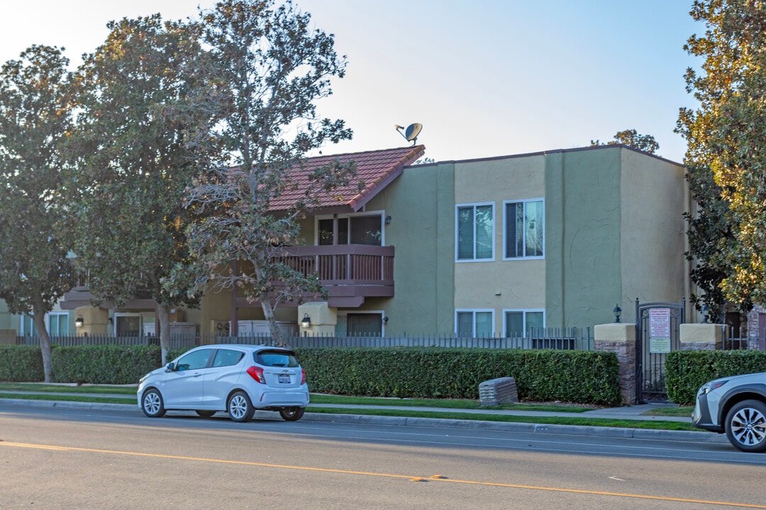 Villa Borgaia in Fresno, CA - Building Photo