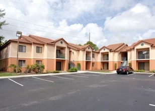 Regal Trace Apartments in Fort Lauderdale, FL - Building Photo - Building Photo
