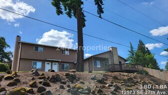 12573 SE 27th Ave in Milwaukie, OR - Building Photo
