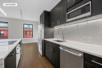 74 W 69th St in New York, NY - Building Photo - Building Photo