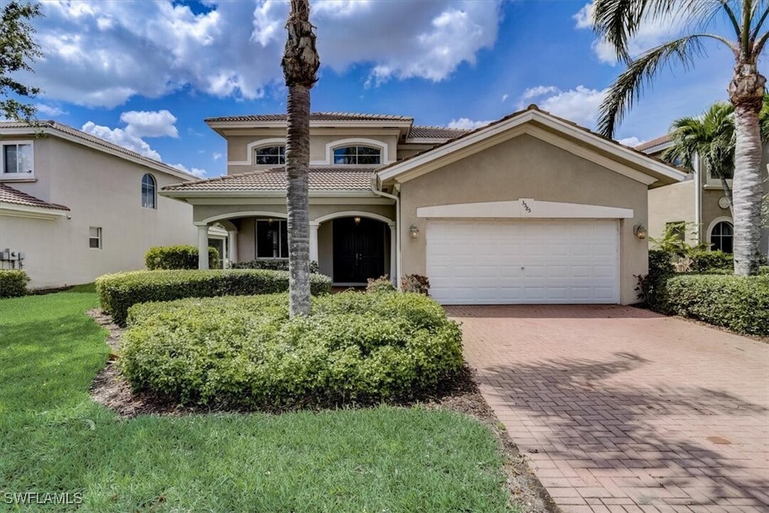 3585 Malagrotta Cir in Cape Coral, FL - Foto de edificio