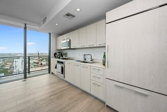 55 SW 9th St, Unit 3506 in Miami, FL - Building Photo - Building Photo