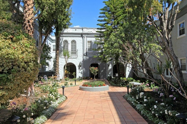 Chateau El Cerrito Apartments in Los Angeles, CA - Foto de edificio - Building Photo