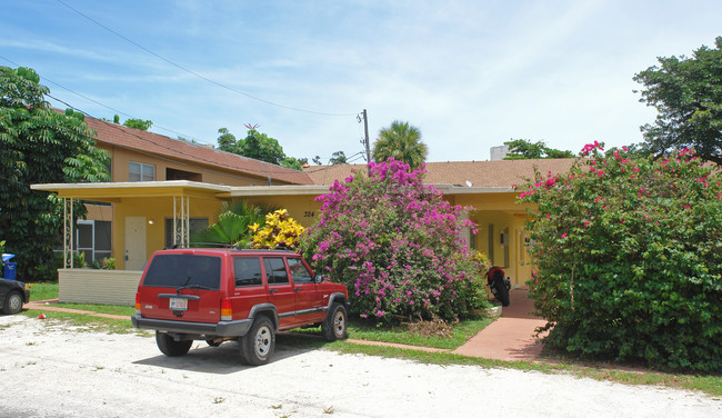 324 NE 19th Ave in Deerfield Beach, FL - Building Photo - Building Photo