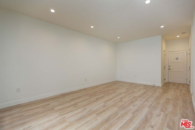 7223 Willoughby Ave in Los Angeles, CA - Building Photo - Building Photo