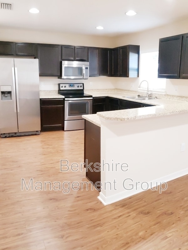 1012 Dossey Oaks Ln in Lakeland, FL - Building Photo - Building Photo