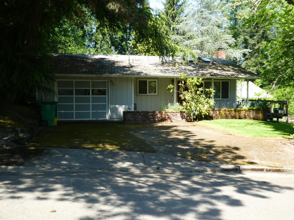 3945 SW Comus St in Portland, OR - Foto de edificio