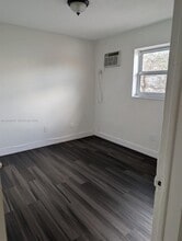 1461 SW 5th St in Miami, FL - Foto de edificio - Building Photo