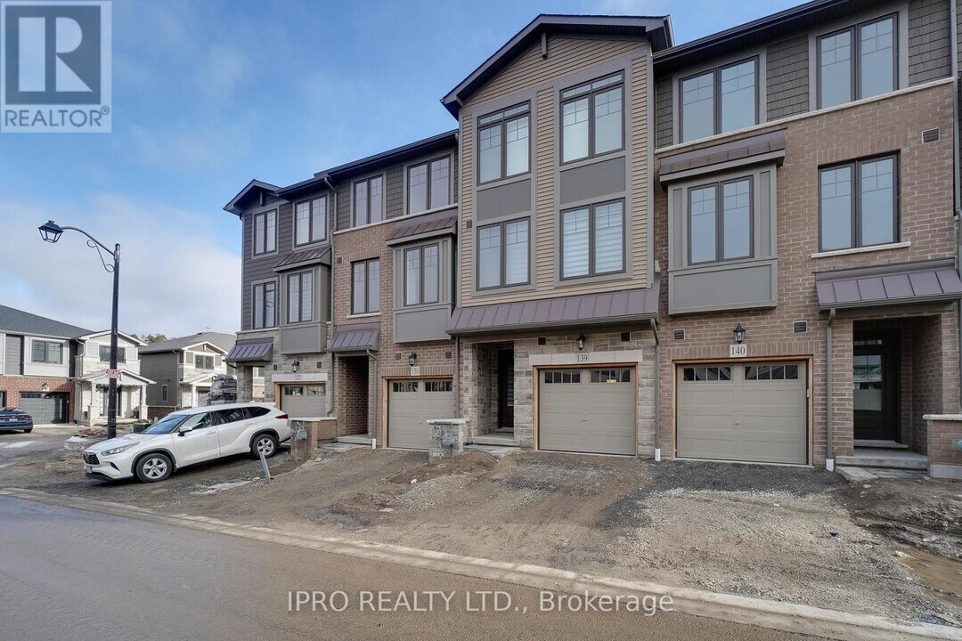 10-110 Birmingham Dr in Cambridge, ON - Building Photo