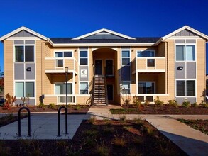 The Landing Apartments and Townhomes in Oregon City, OR - Building Photo - Building Photo