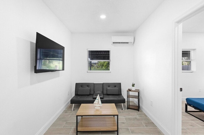 1882 Lake St in Oviedo, FL - Building Photo - Building Photo