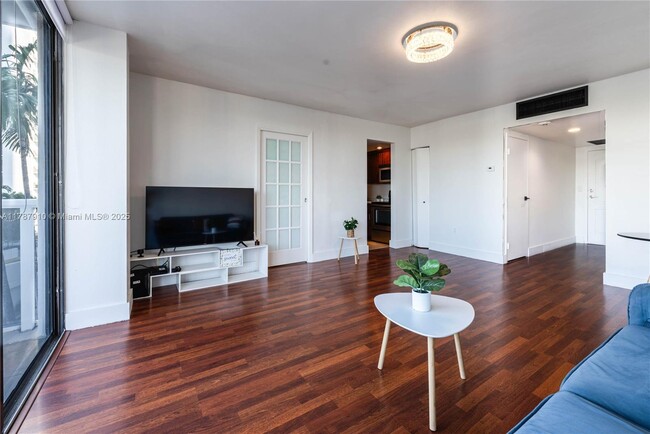 3675 N Country Club Dr in Aventura, FL - Building Photo - Building Photo