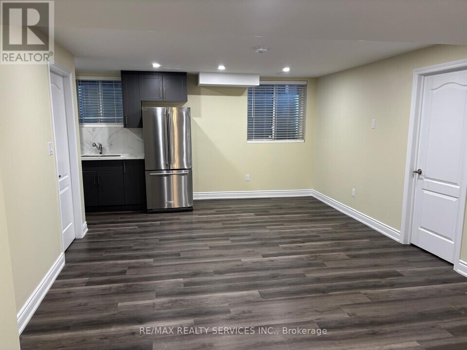 12 Macklin St in Brantford, ON - Building Photo
