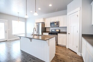 4901 W Spire Way in Riverton, UT - Building Photo