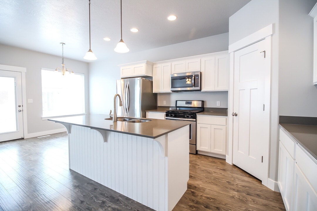 4901 W Spire Way in Riverton, UT - Building Photo