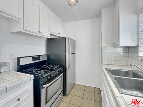 5113 Roseland St in Los Angeles, CA - Building Photo - Building Photo