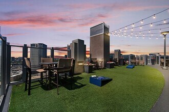 SkyHouse Dallas Apartments in Dallas, TX - Foto de edificio - Building Photo