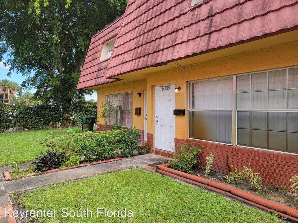 5305 NW 27th St in Lauderhill, FL - Building Photo