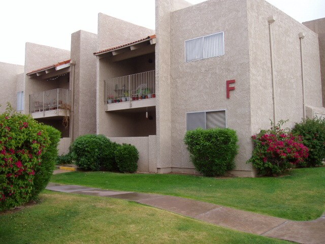 5525 E Thomas Rd, Unit M in Phoenix, AZ - Building Photo