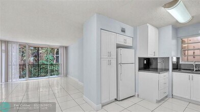 8810 Fontainebleau Blvd in Miami, FL - Building Photo - Building Photo
