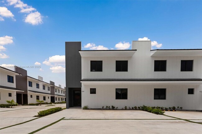 534 NW 7th St in Florida City, FL - Foto de edificio - Building Photo