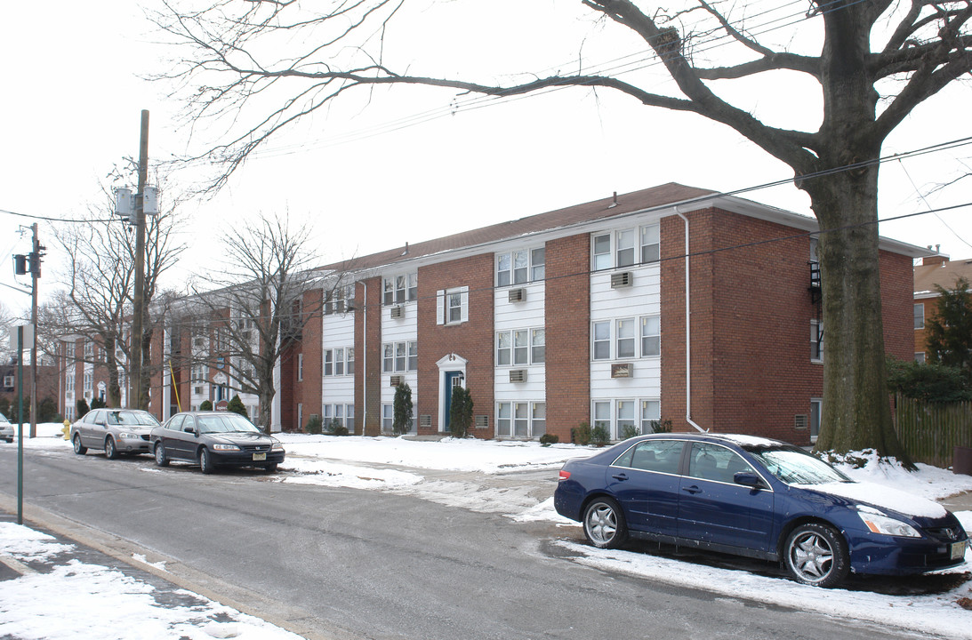 Kingsdown Court in Rahway, NJ - Building Photo