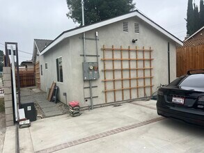 17044 San Fernando Mission Blvd in Granada Hills, CA - Foto de edificio - Building Photo