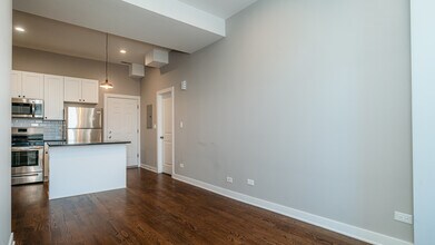 2400 S Troy St in Chicago, IL - Building Photo - Building Photo