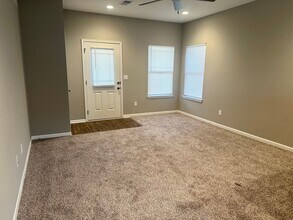 8227 SE Maple Ct in Blue Springs, MO - Building Photo - Building Photo