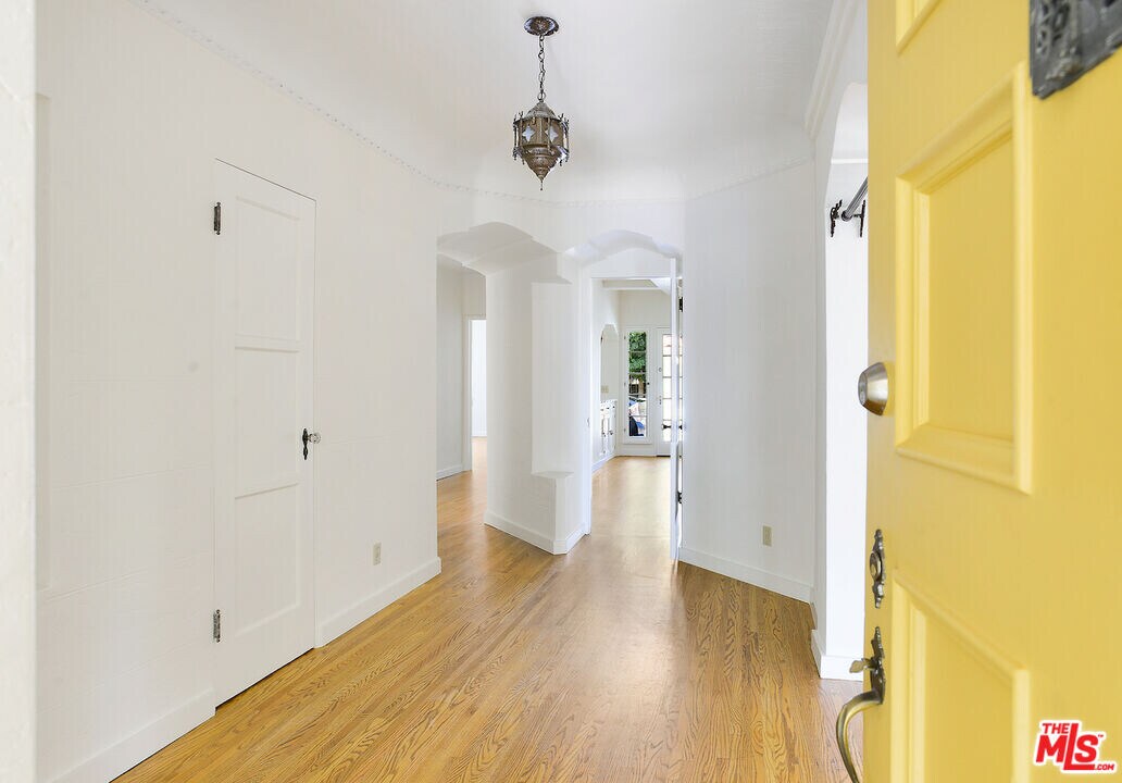 6137 W 6th St in Los Angeles, CA - Building Photo