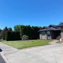 2235 NW 15th St in Redmond, OR - Building Photo - Building Photo