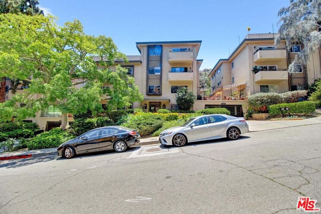 6708 Hillpark Dr-Unit -403 in Los Angeles, CA - Building Photo