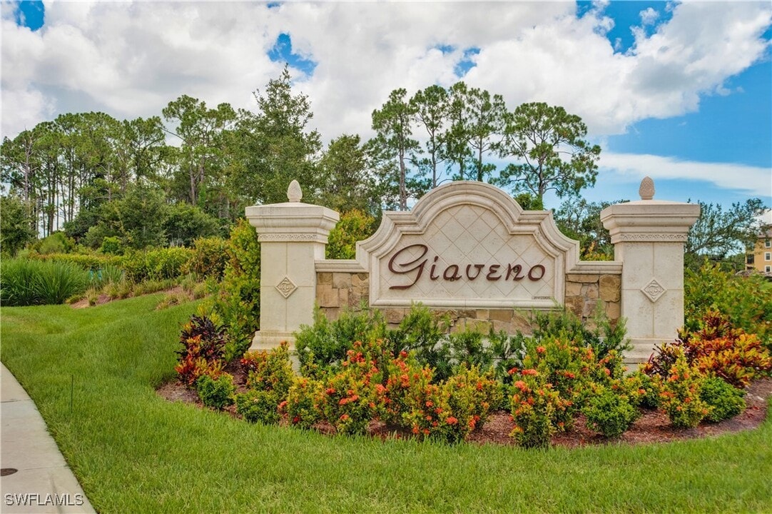 9815 Giaveno Ct in Naples, FL - Foto de edificio