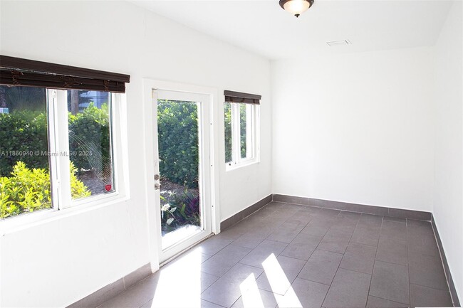1022 SW 3rd Ave in Miami, FL - Foto de edificio - Building Photo