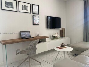 2074 Madeira Dr in Weston, FL - Building Photo - Building Photo