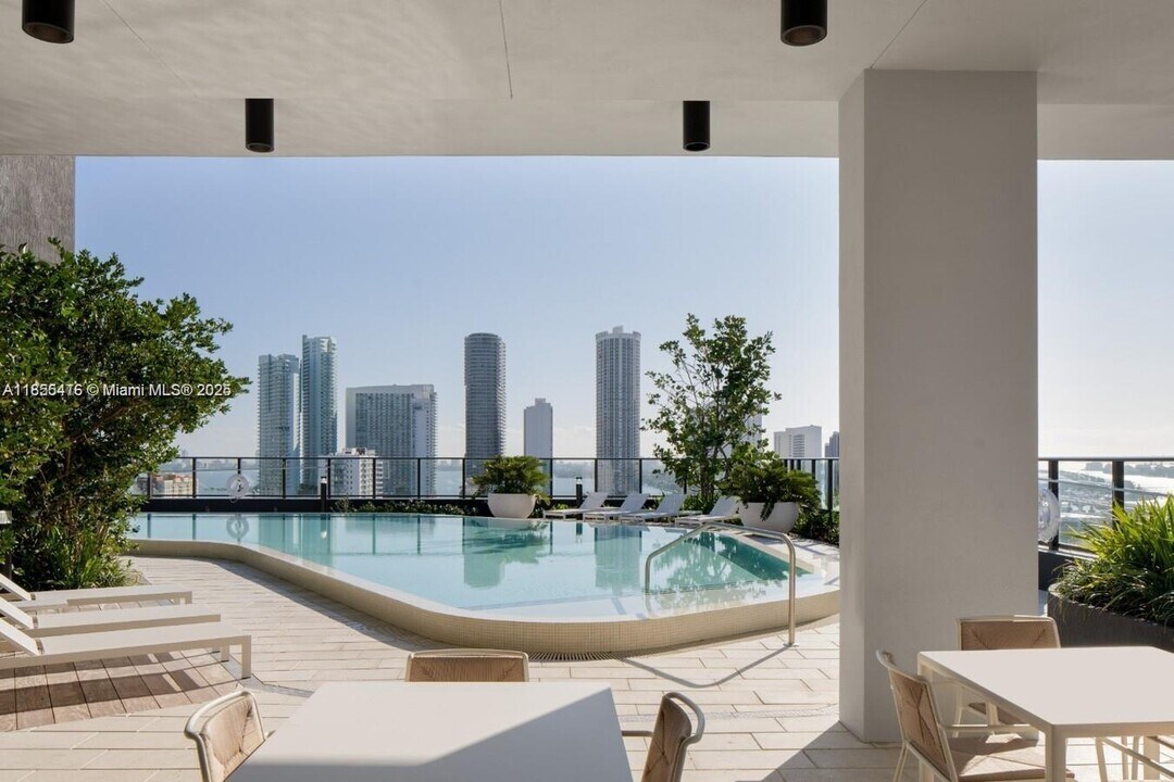 23 NE 17th Ter in Miami, FL - Building Photo