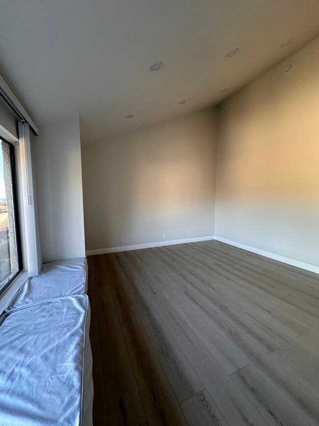 4300 Via Marisol, Unit Fremont Villas in Los Angeles, CA - Building Photo - Building Photo