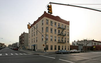 2 Pulaski St in Brooklyn, NY - Building Photo - Building Photo